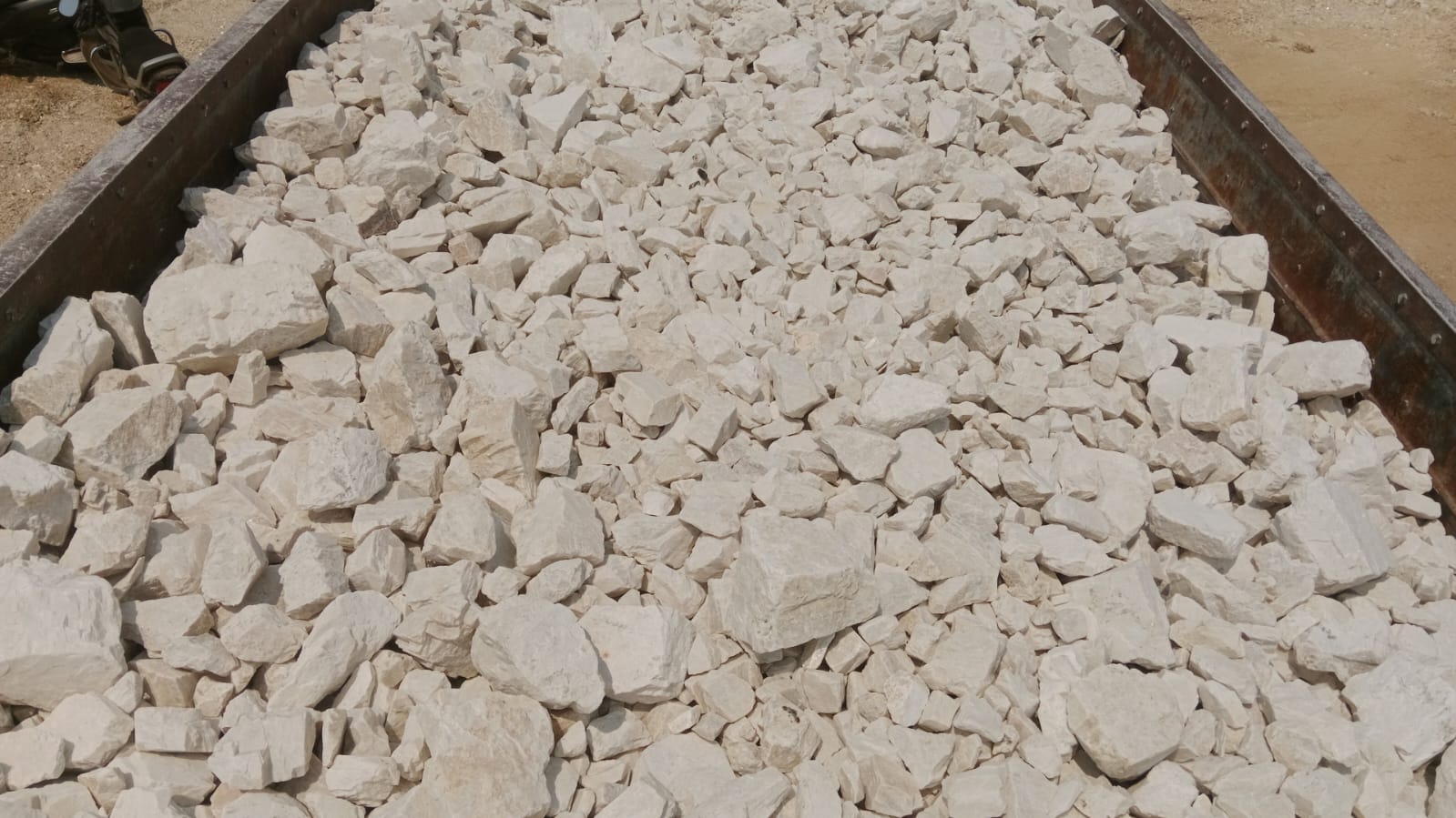 Potash feldspar ore — high-potassium, low-iron grade suitable for porcelain and sanitaryware bodies