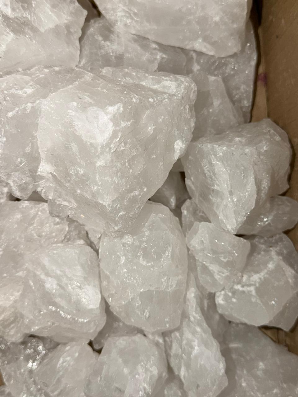 Glassy quartz lumps — clear silica raw material for optical and specialty glass production