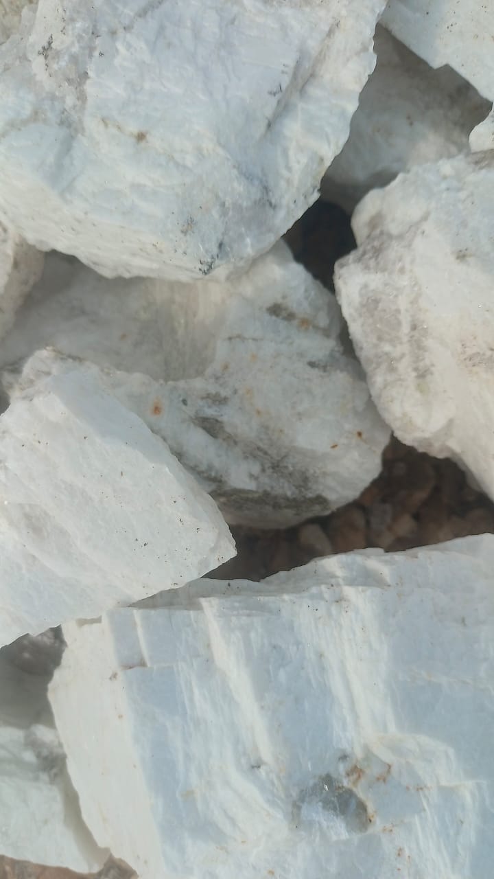 Soda feldspar (albite) — sodium-rich flux for glaze and enamel formulations